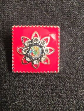 STYLE DOTS Red Enamel Square Flower Crystal Snap